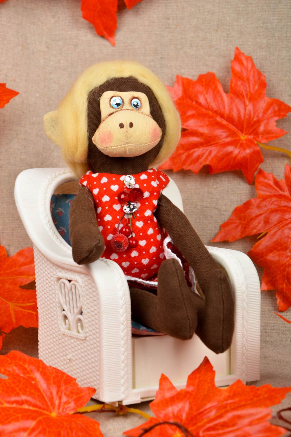 Juguete de peluche muñeca hecha a mano decoración de casa Mono en vestido rojo foto 1