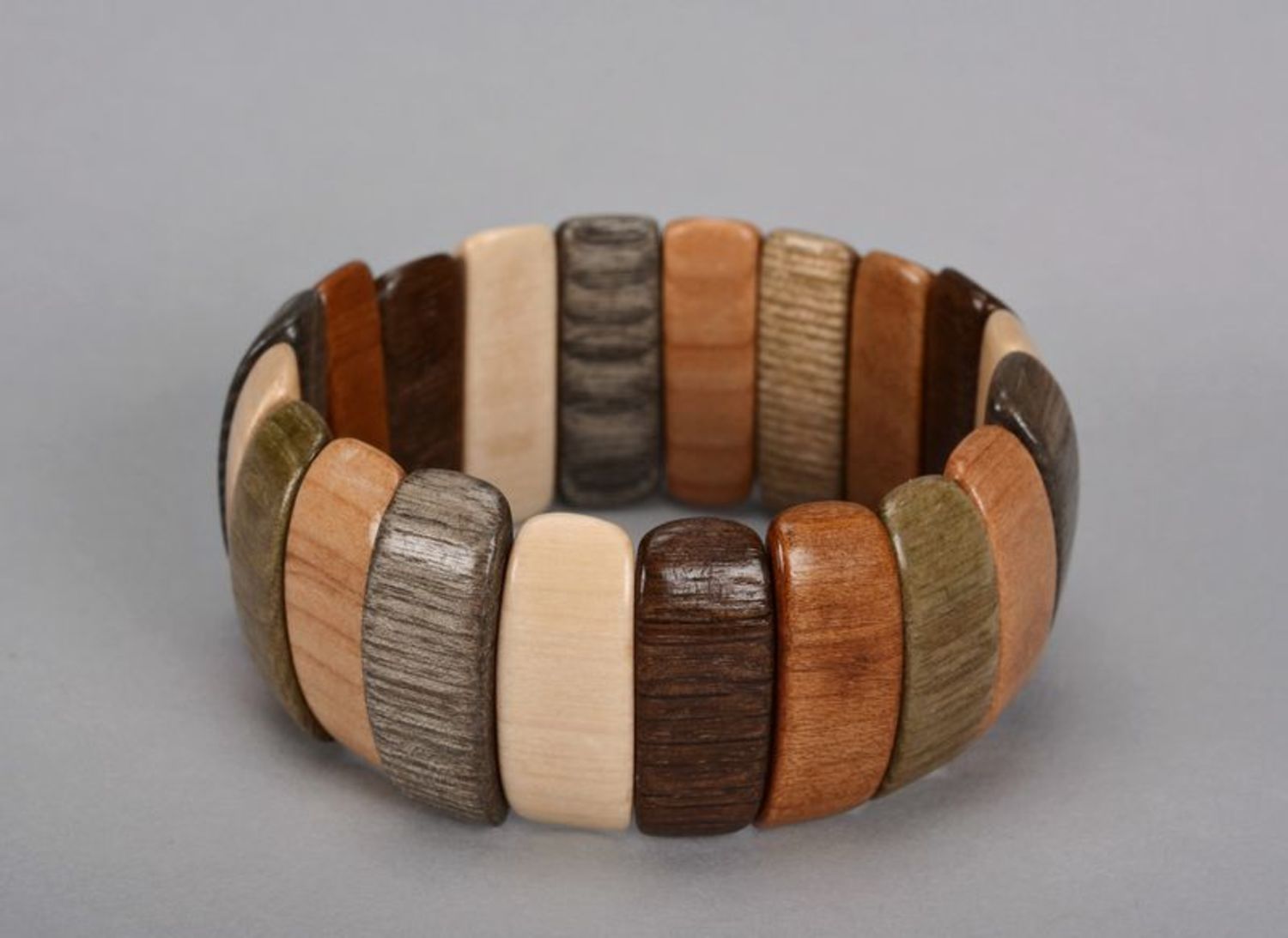 La pulsera marrón de madera. foto 4