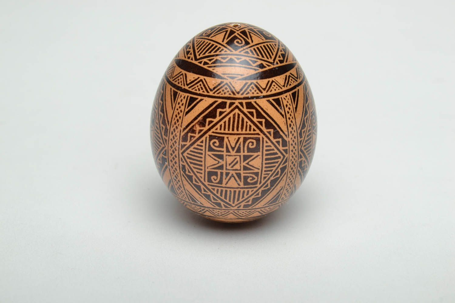Joli œuf de Pâques peint avec ornement fait main style ethnique décoration  photo 2