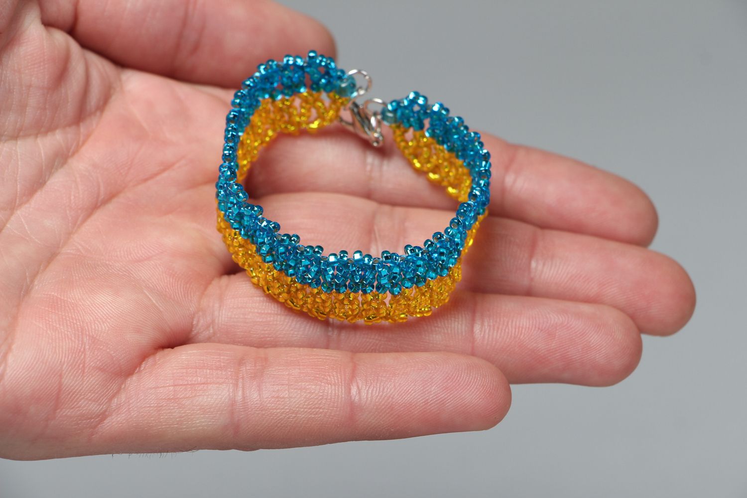Bracelet fait main de perles de rocaille Bleu et jaune photo 3