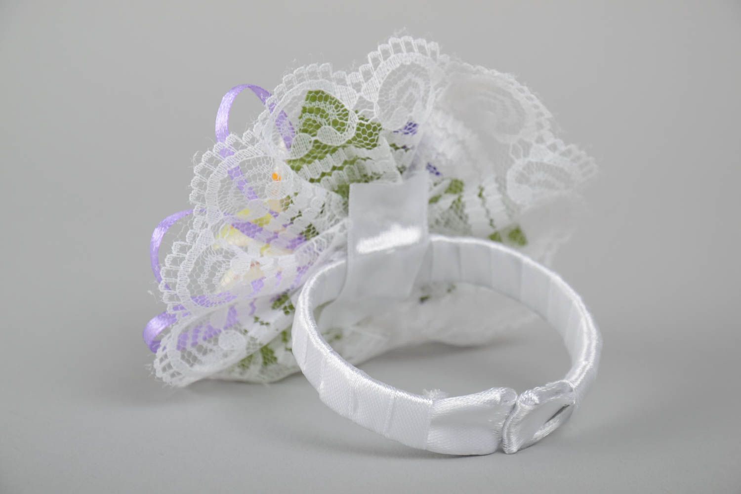 Boutonniere bella fatta a mano bracciale per testimone o sposo bianca con fiori foto 3