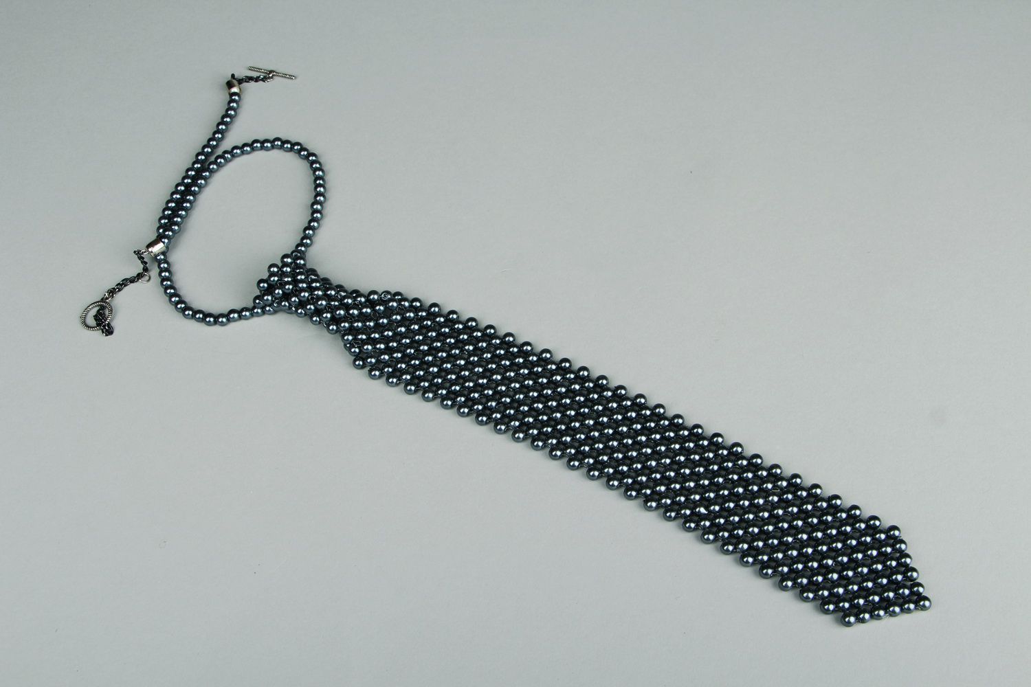 Tie made of artificial pearls photo 1
