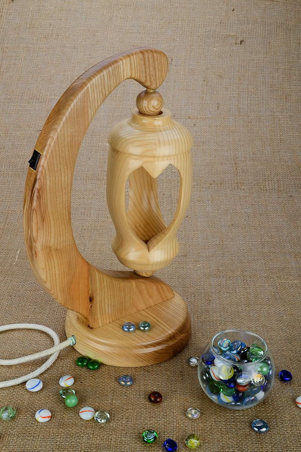 Lampe de table en bois photo 1