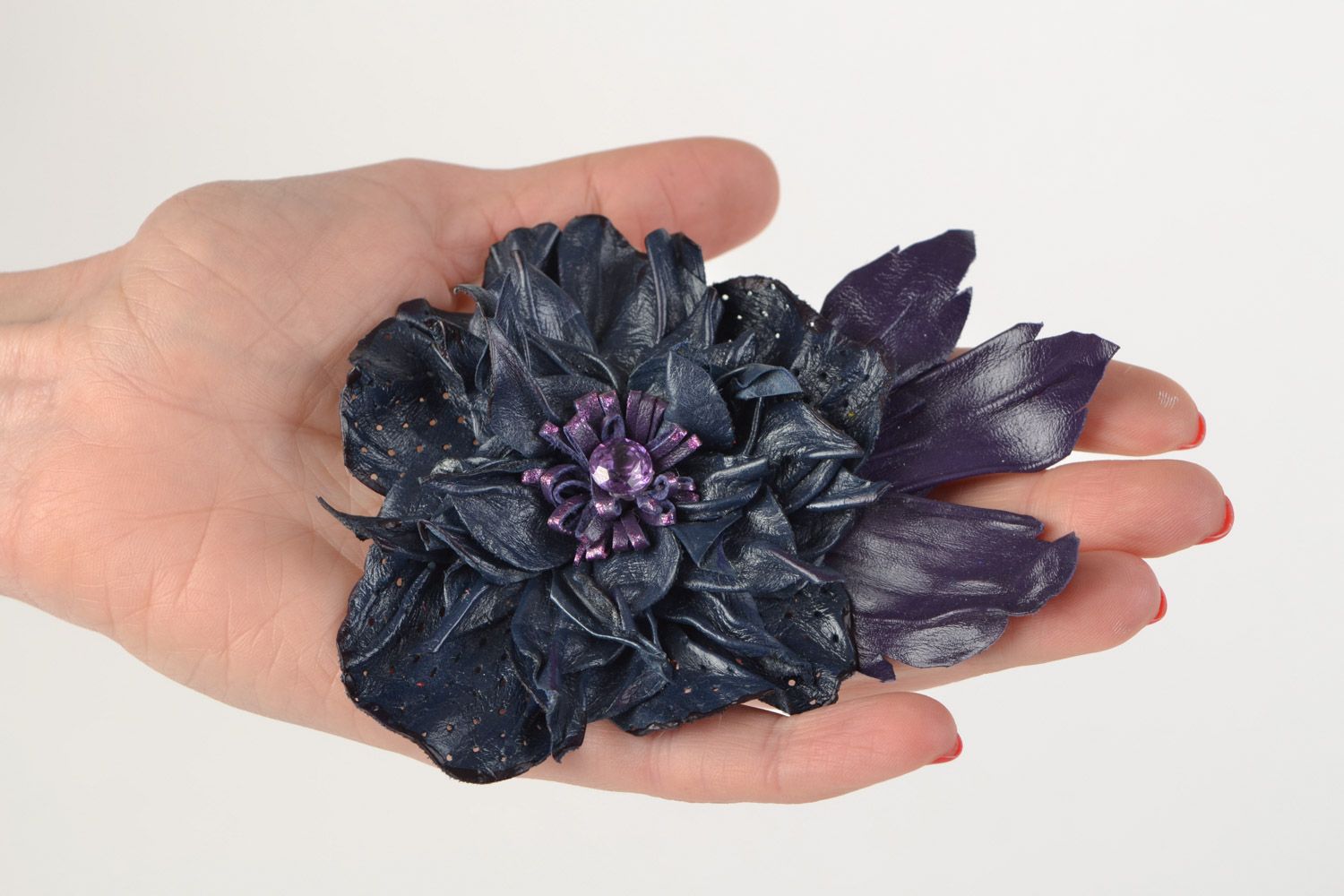 Брошь из кожи ручной работы в виде цветка синяя объемная аксессуар фото 2