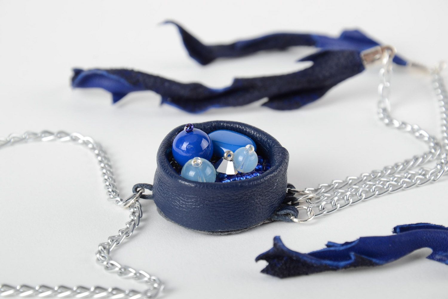 Long pendentif en cuir pierres naturelles perles de rocaille fait main bleu photo 3