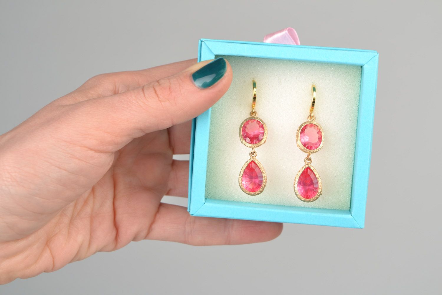 Pendientes artesanales largos con cuentas de cristal rosados  foto 2