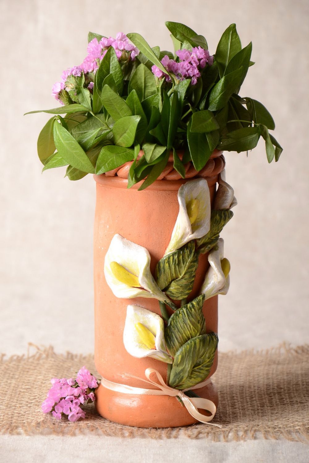 Petit vase en céramique avec fleurs en relief fait main peint d'acrylique 60 cl photo 1