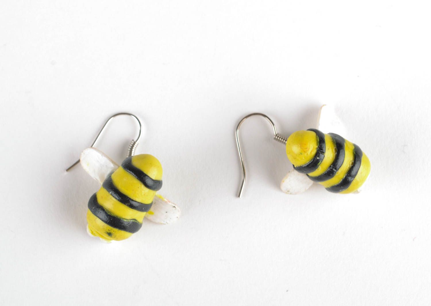 Boucles d'oreilles en pâte polymère en forme d'abeilles photo 3