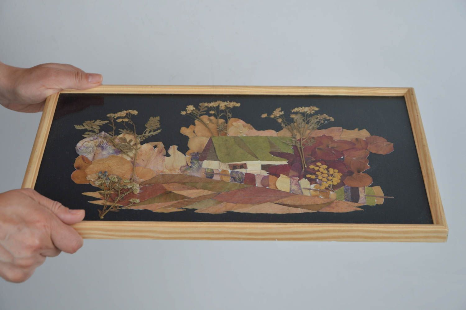 Картина из сухих листьев и лепестков роз мимозы на ткани хэнд мэйд Родной дом фото 3