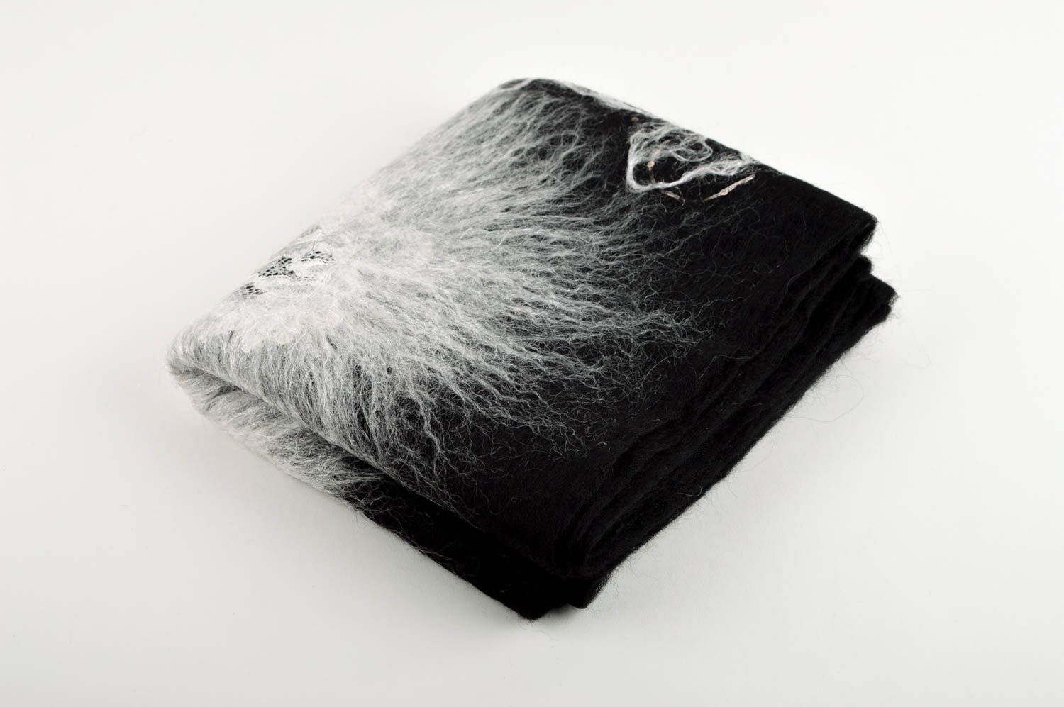 Écharpe noire faite main Châle femme laine tissus design original Idée cadeau photo 1