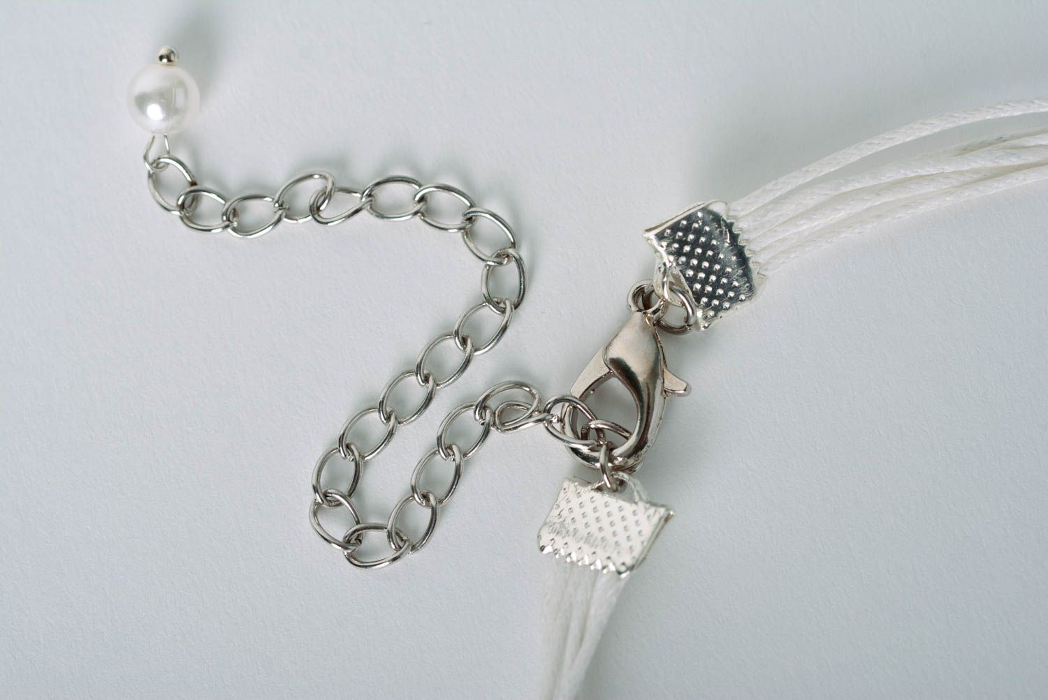 Collier design Bijou fait main perles originales Accessoire femme beau blanc photo 4