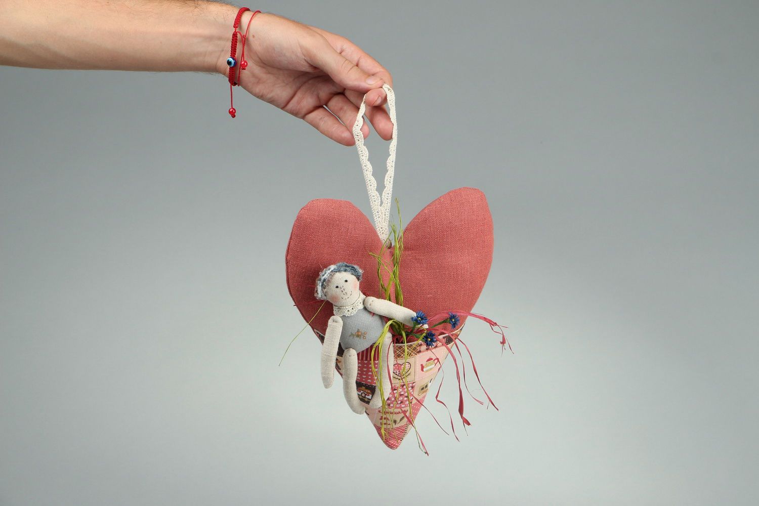 Bambola con cuore fatta a mano in stoffa pupazzo di pezza per interni foto 5