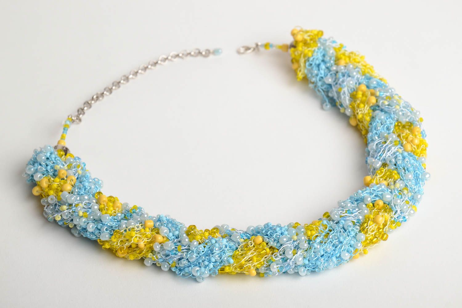 Collar de abalorios artesanal tejido a ganchillo de colores azul y amarillo foto 3