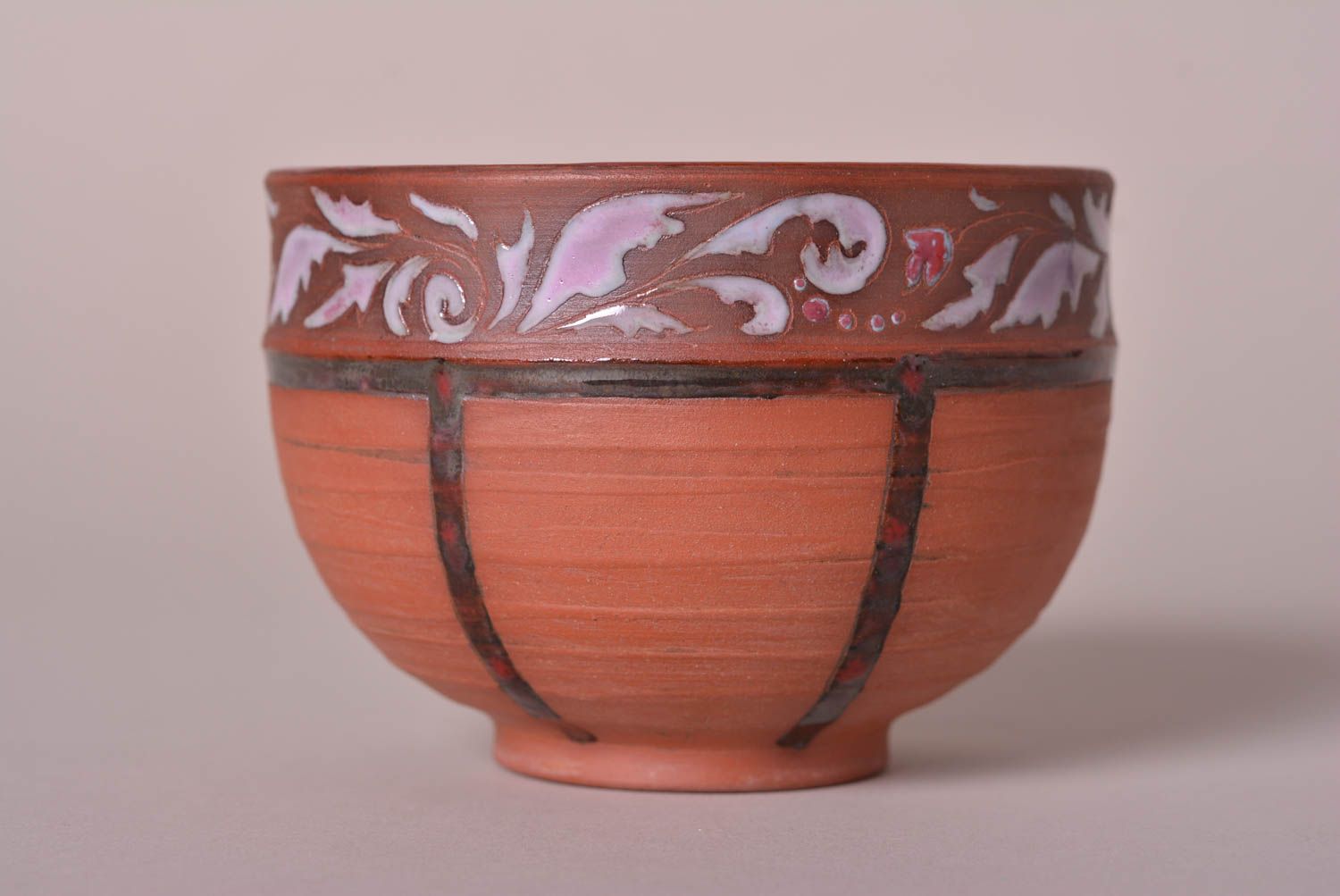 Ciotola in ceramica fatta a mano ciotola decorativa con ornamento bello
 foto 1