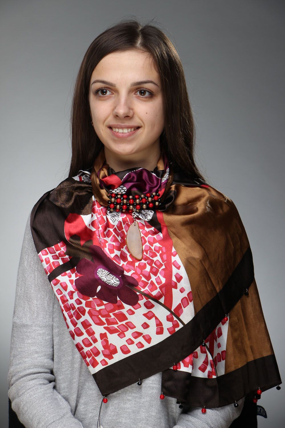 Женский шарф с кораллом и хрусталем фото 4