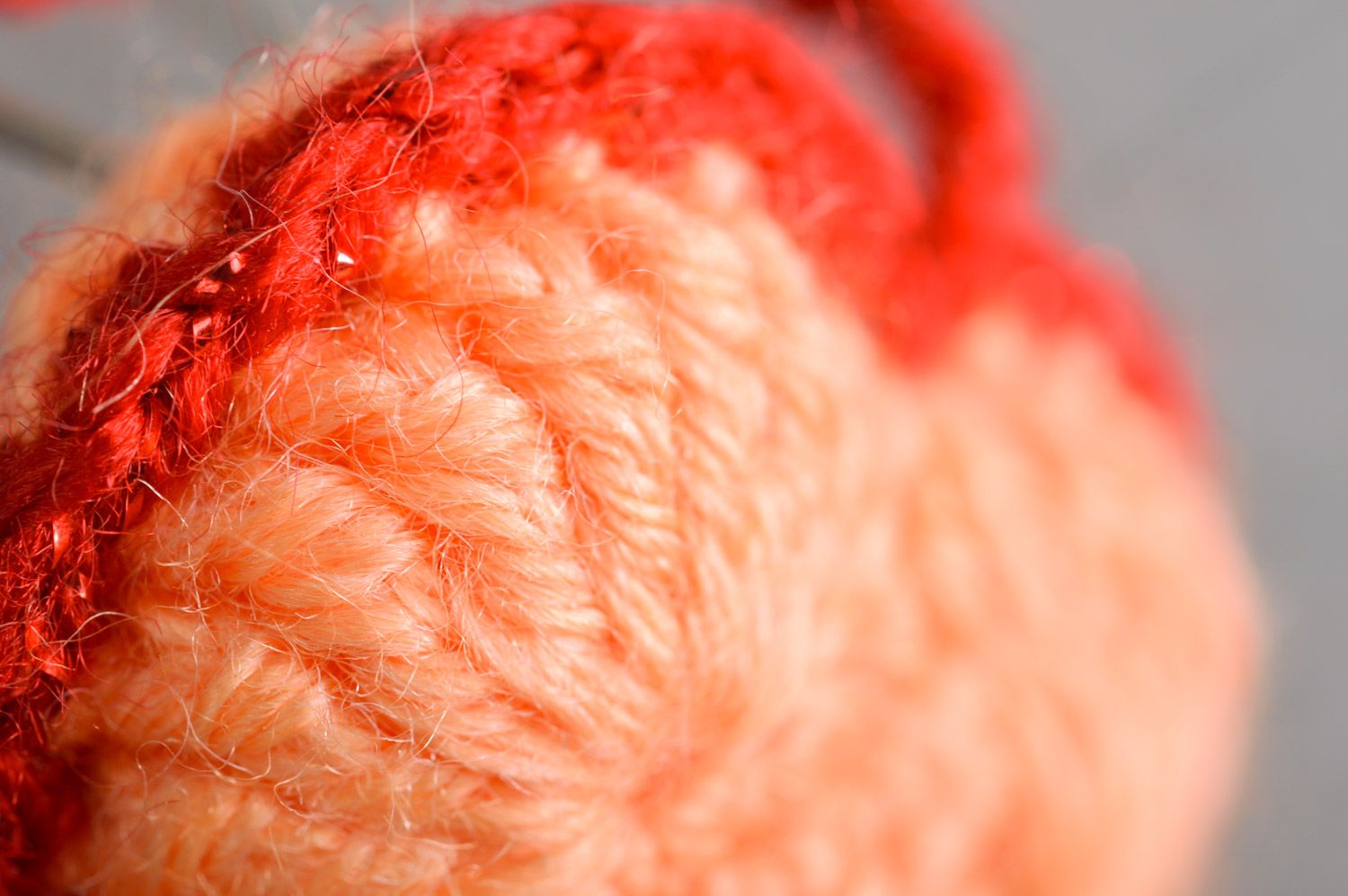 Llavero tejido a ganchillo de hilos de lana mezclada hecho a mano foto 4