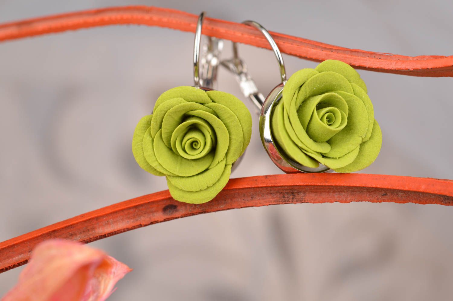 Pendientes con flores de rosas de arcilla polimérica arteanales verdes vistosos  foto 1