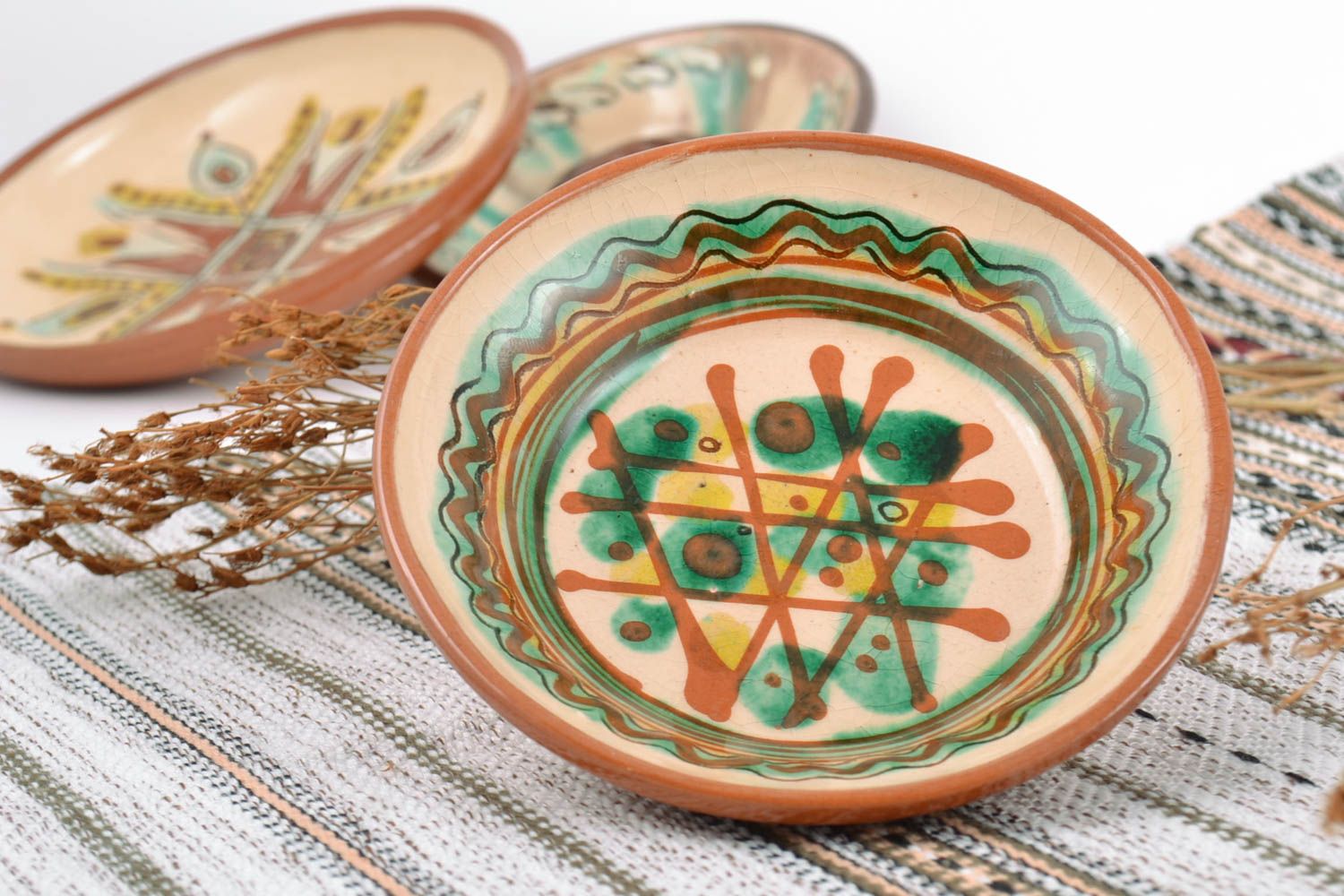 Декоративная керамическая тарелка расписанная глазурью с узором ручной работы фото 1