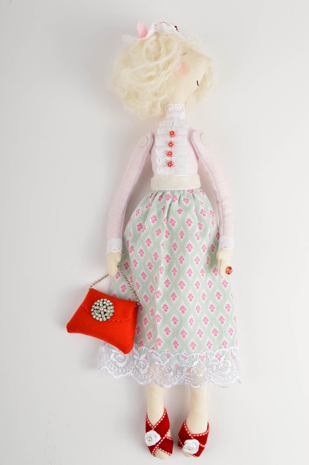 Кукла ручной работы кукла из ткани с красной сумкой мягкая кукла красивая фото 3