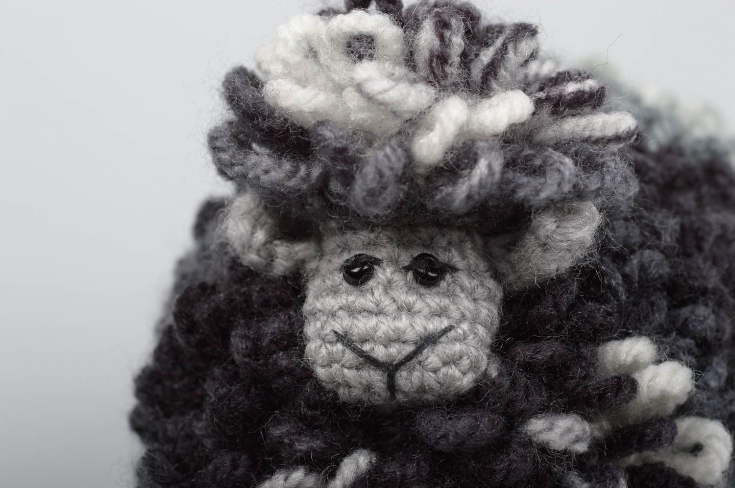 Jouet fait main Peluche mouton noir Jouet enfant tricoté en fils acryliques photo 3