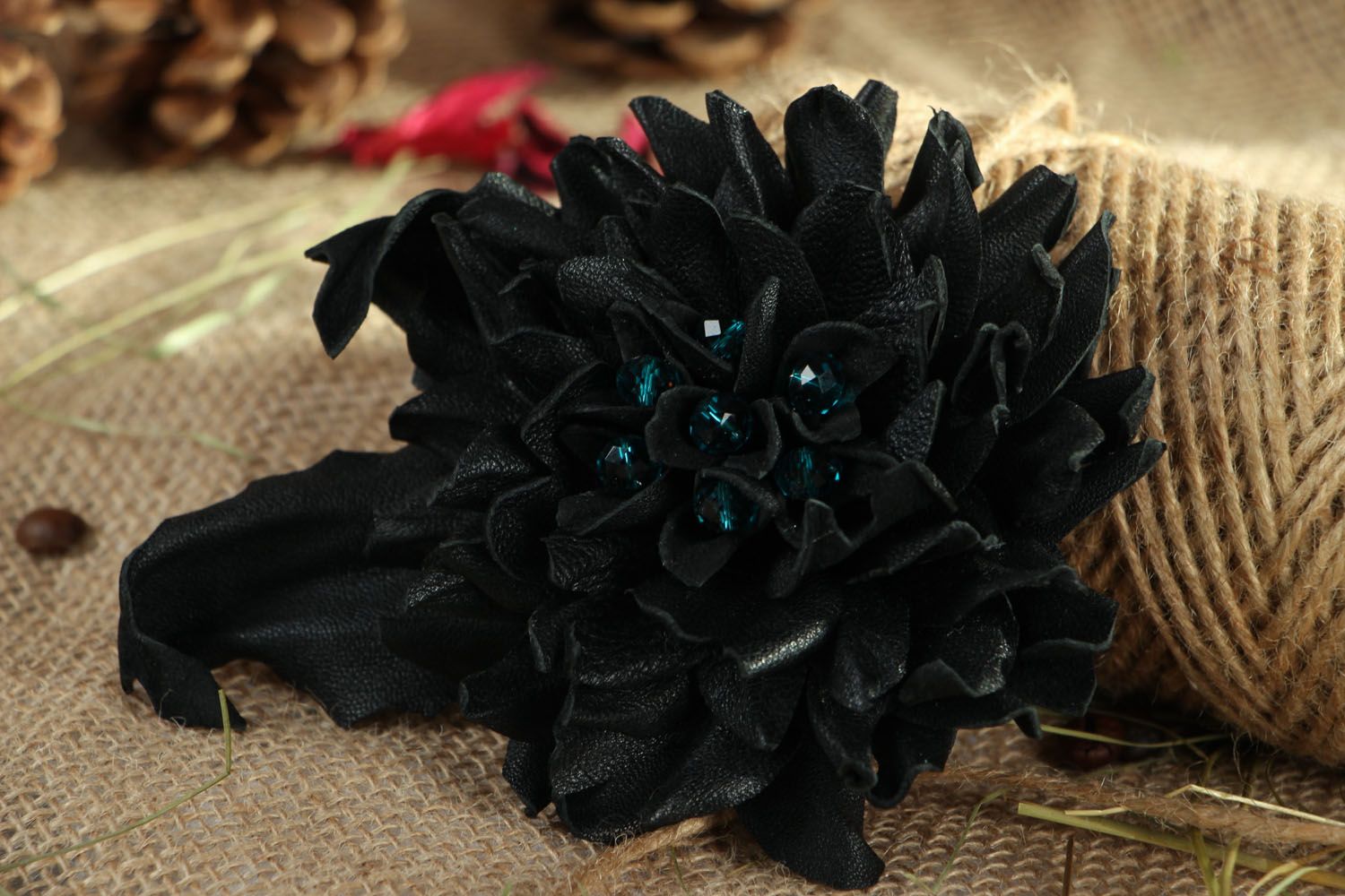 Broche en cuir originale faite main accessoire design couleur noire pour femme photo 5