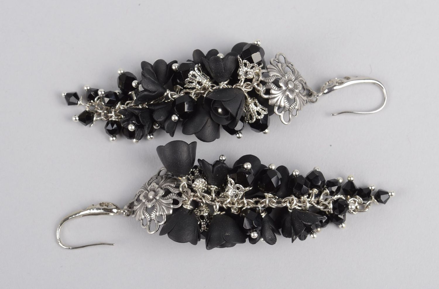 Handmade schwarze Blumen Ohrringe elegant Polymer Schmuck Accessoire für Frauen  foto 4