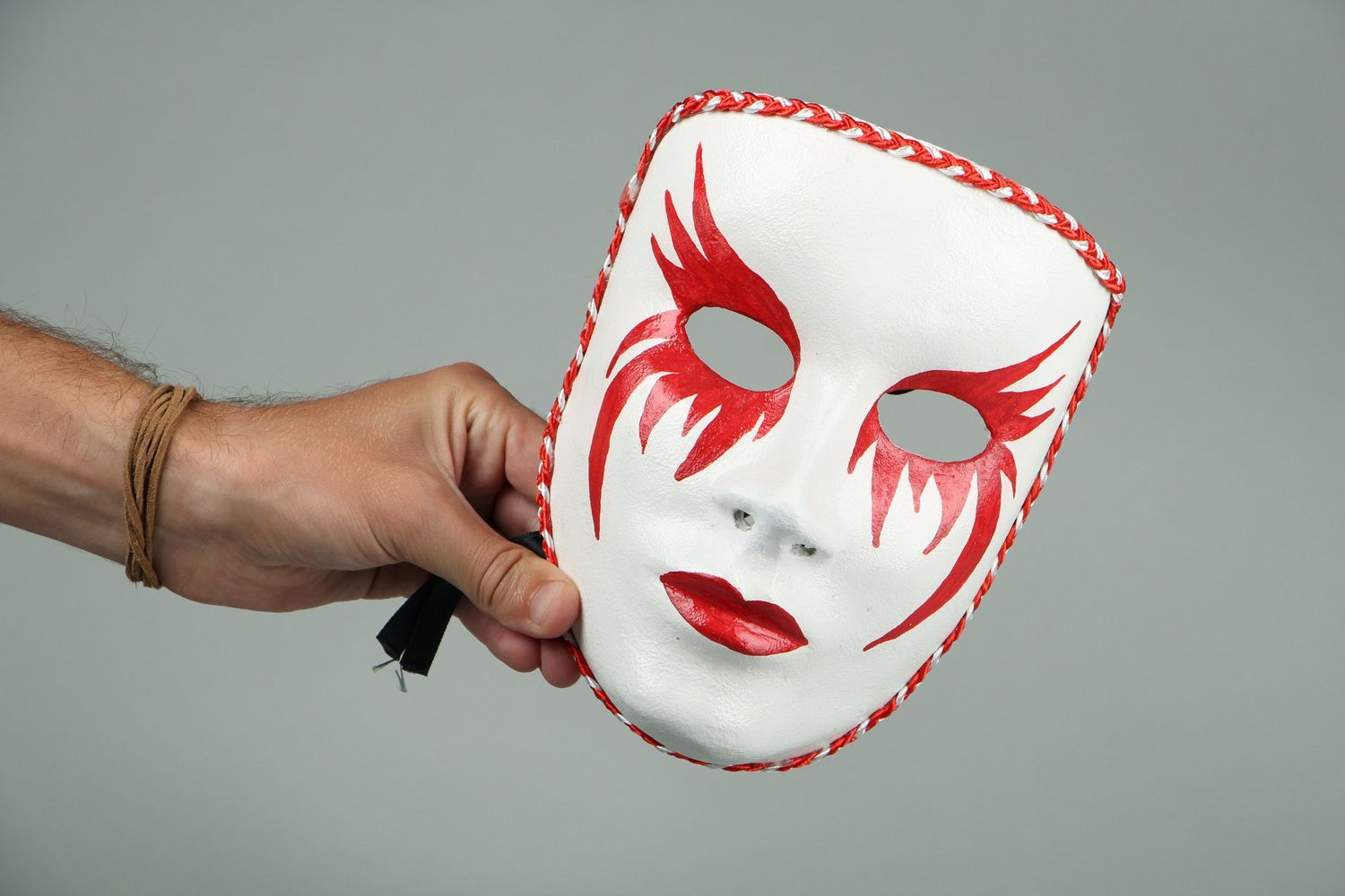 Карнавальная маска из папье-маше Роковая дама фото 5