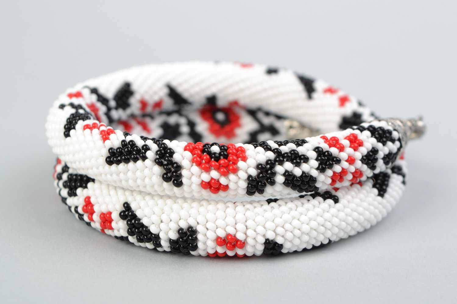 Collier crocheté avec perles de rocaille à motif floral fait main Ukrainienne photo 1