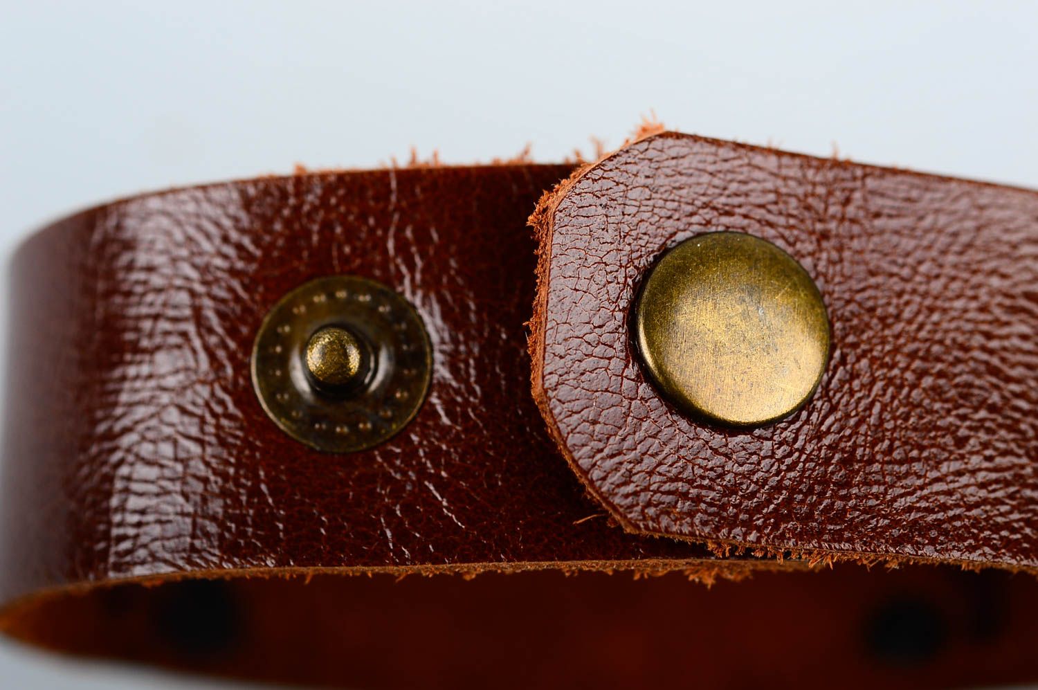 Кожаный браслет ручной работы авторский браслет на руку украшение из кожи фото 5