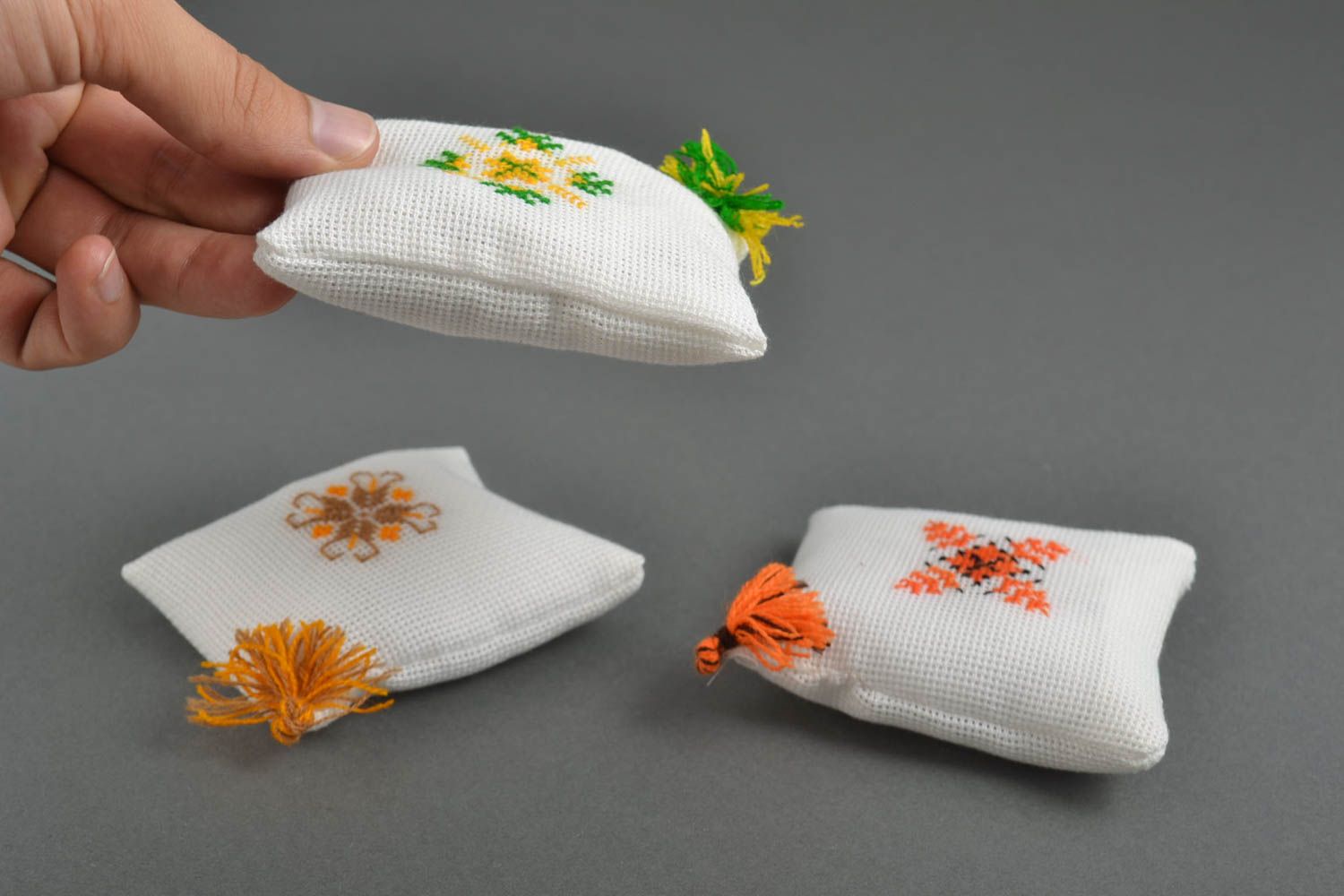 Alfileteros de tela hechos a mano almohadillas para agujas elementos decorativos foto 4
