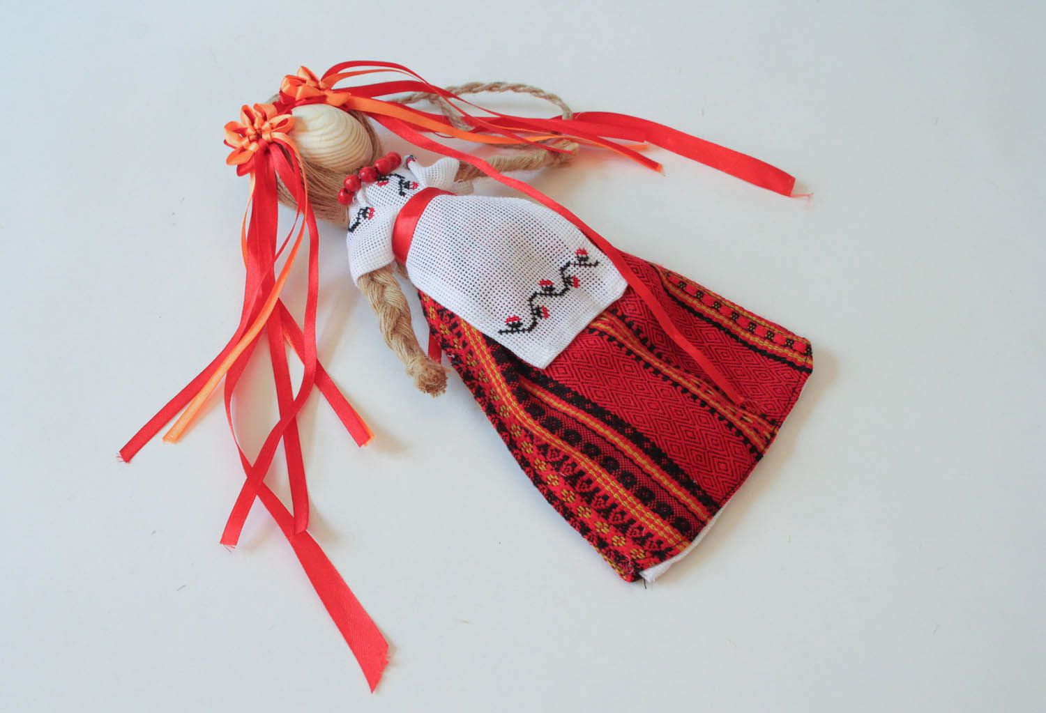 Boneca étnica protectora feita à mão de tecidos naturais de vermelho foto 2