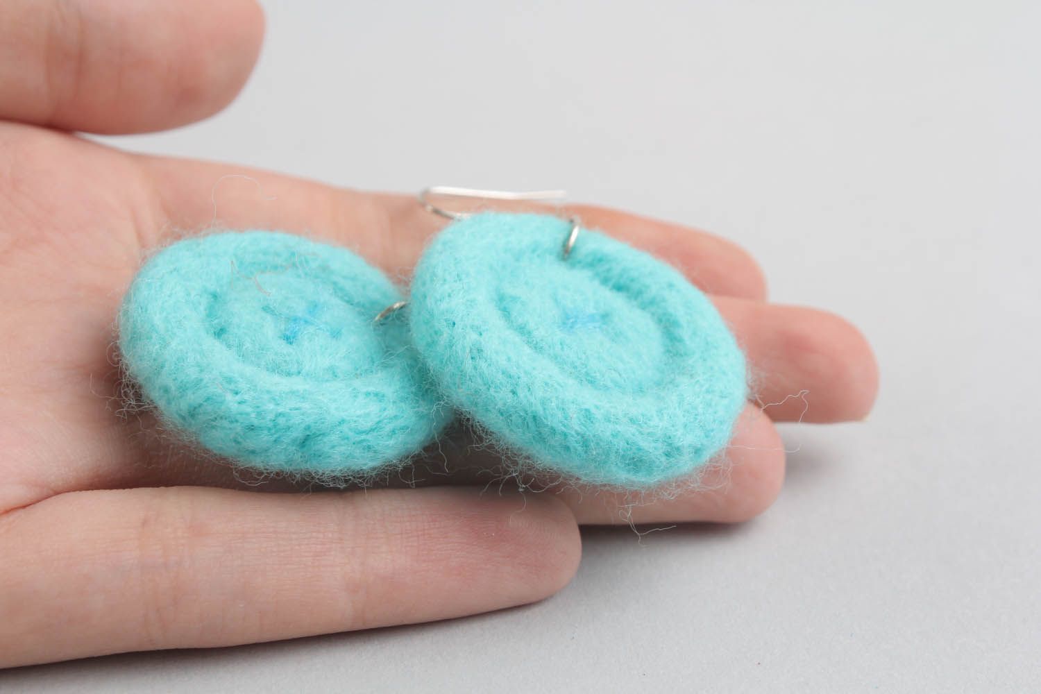 Boucles d'oreilles en laine feutrée boutons bleu ciel photo 2