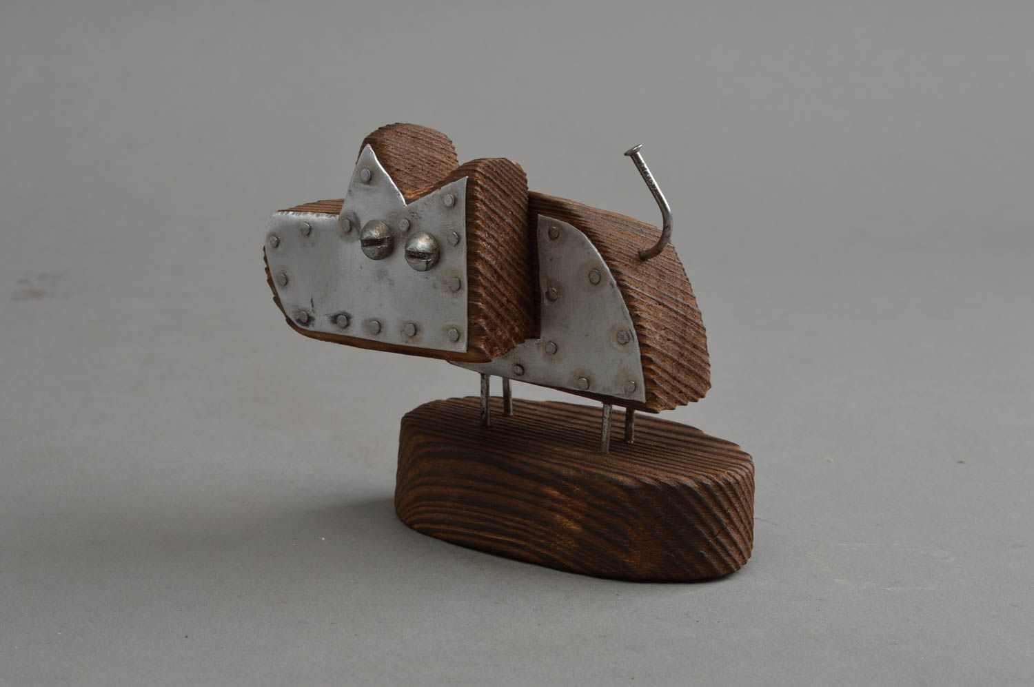 Geschnitzte handgemachte Figurine aus Holz in Form von einem Hund für Deko foto 2