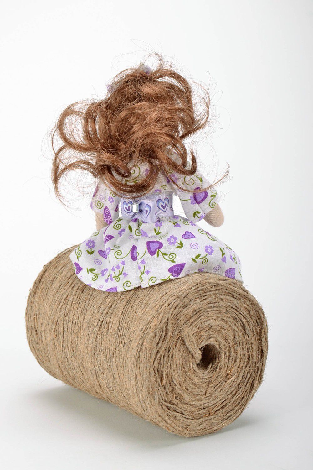 Кукла сидящая в сиреневом платье фото 2