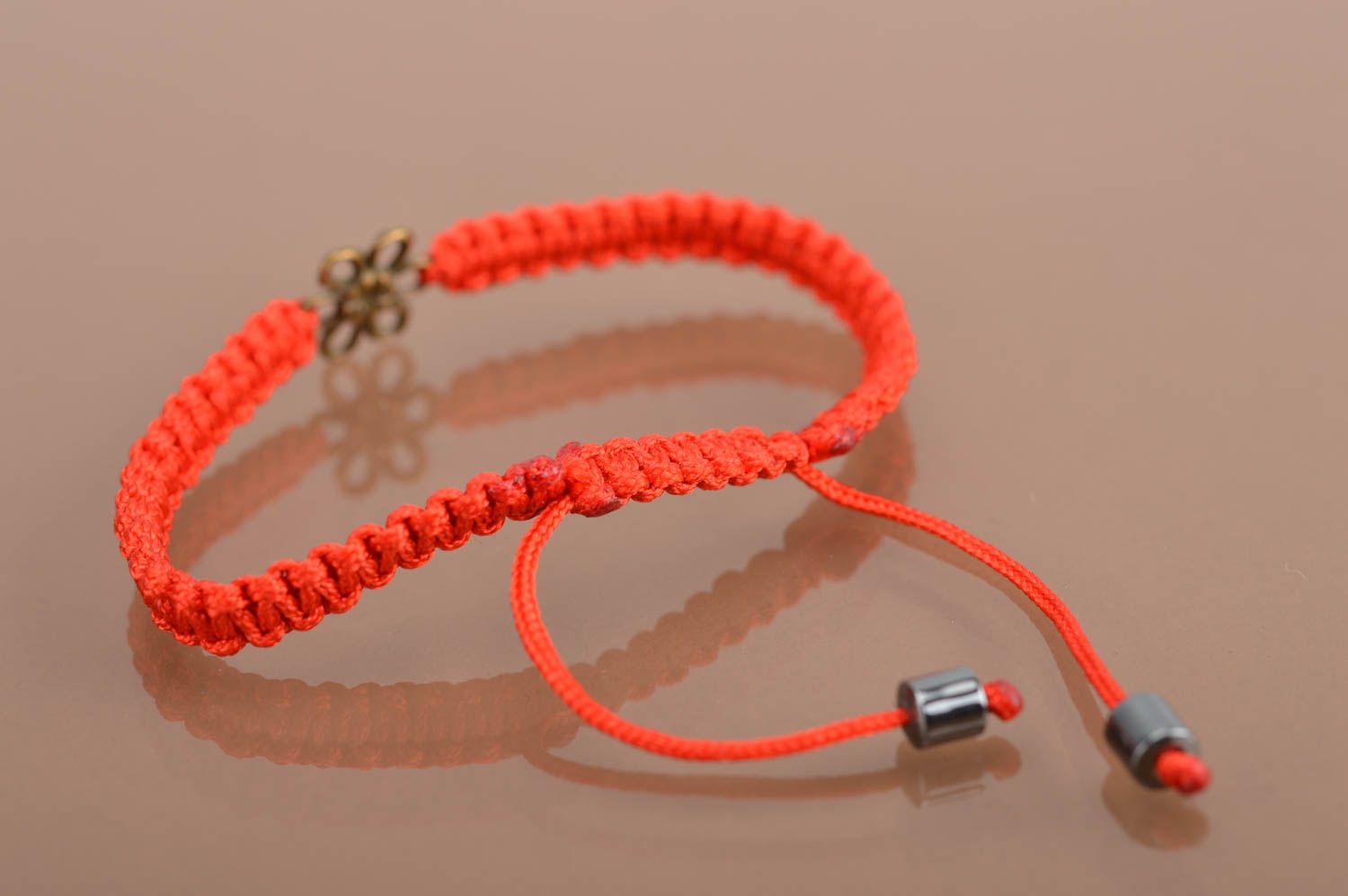 Красный браслет из шелковых ниток с металлическим цветочком ручной работы фото 5