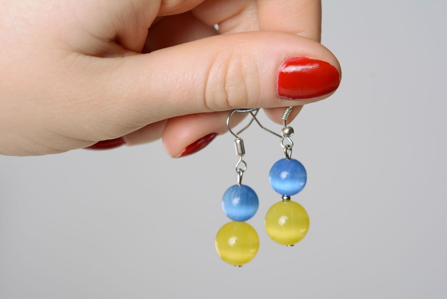Brincos artesanais com pedras naturais em cores de amarelo-azuis  foto 3