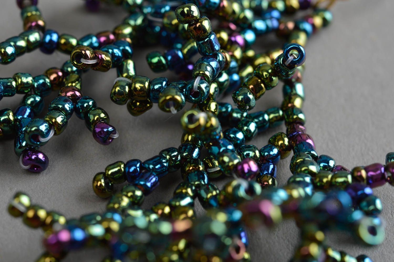 Boucles d'oreilles en perles de rocaille couleur foncée faites main Coraux photo 5