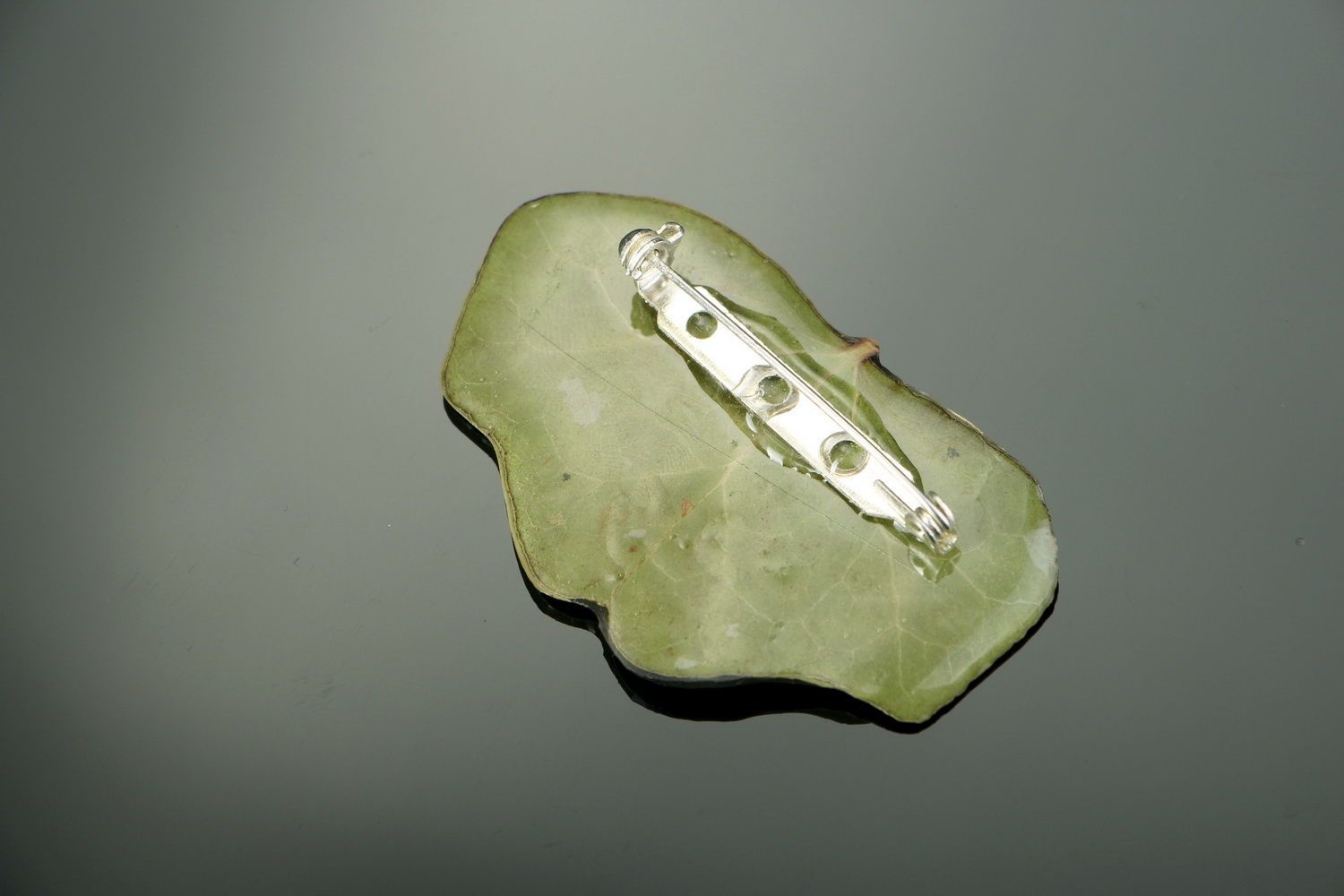 Brooch made of ivy leaf, coated with epoxy resin photo 2