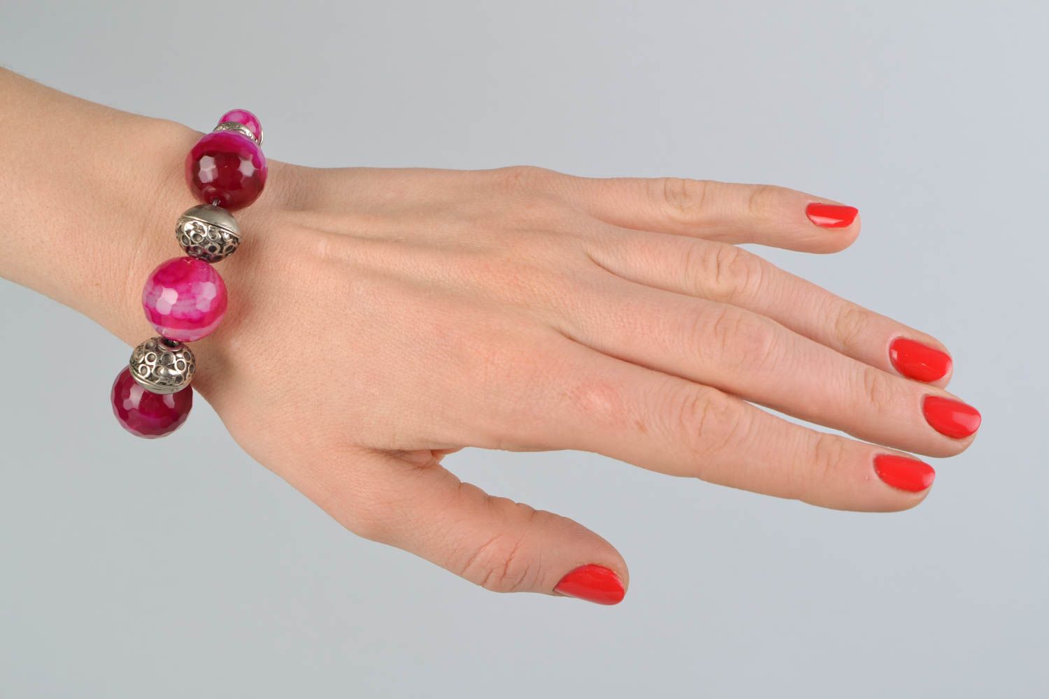 Bracelet en métal et agate rose massif fait main pour femme original éclatant photo 2