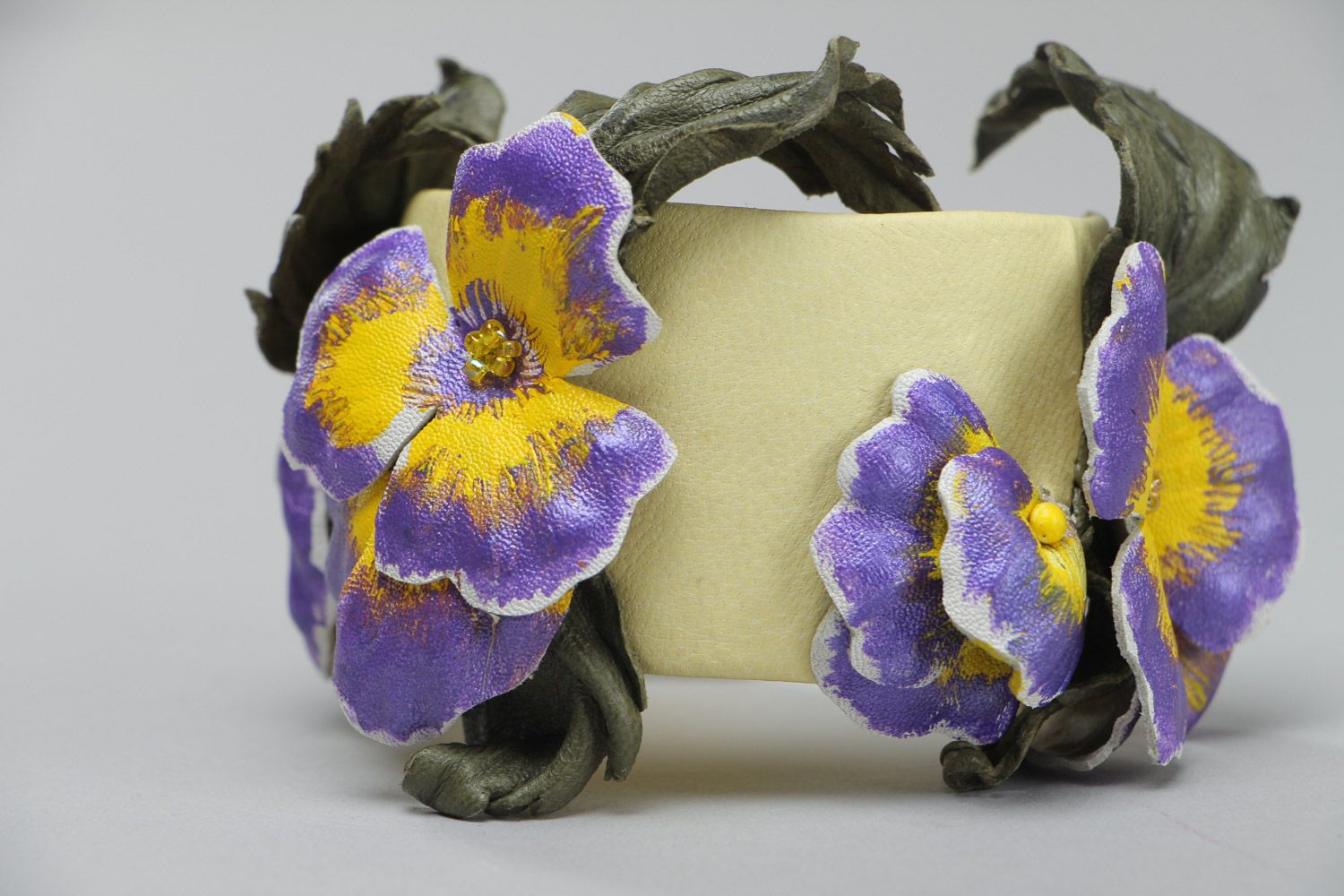 Pulsera de cuero hecha a mano ajustable ancha con flores foto 3