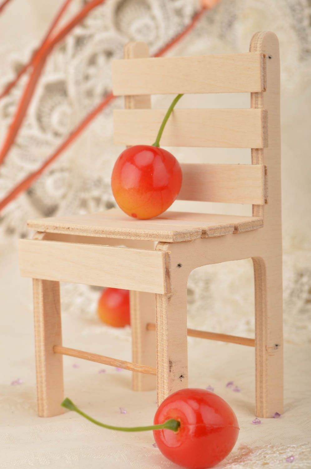 Kleiner Spielzeug Stuhl für Puppen aus Holz handmade für Kinder ab 3 Jahren foto 1