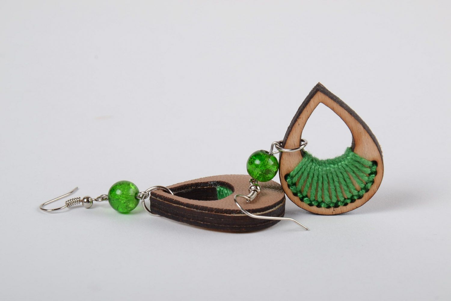 Фанерные серьги с вышивкой зелеными нитками ручной работы в виде капелек фото 4
