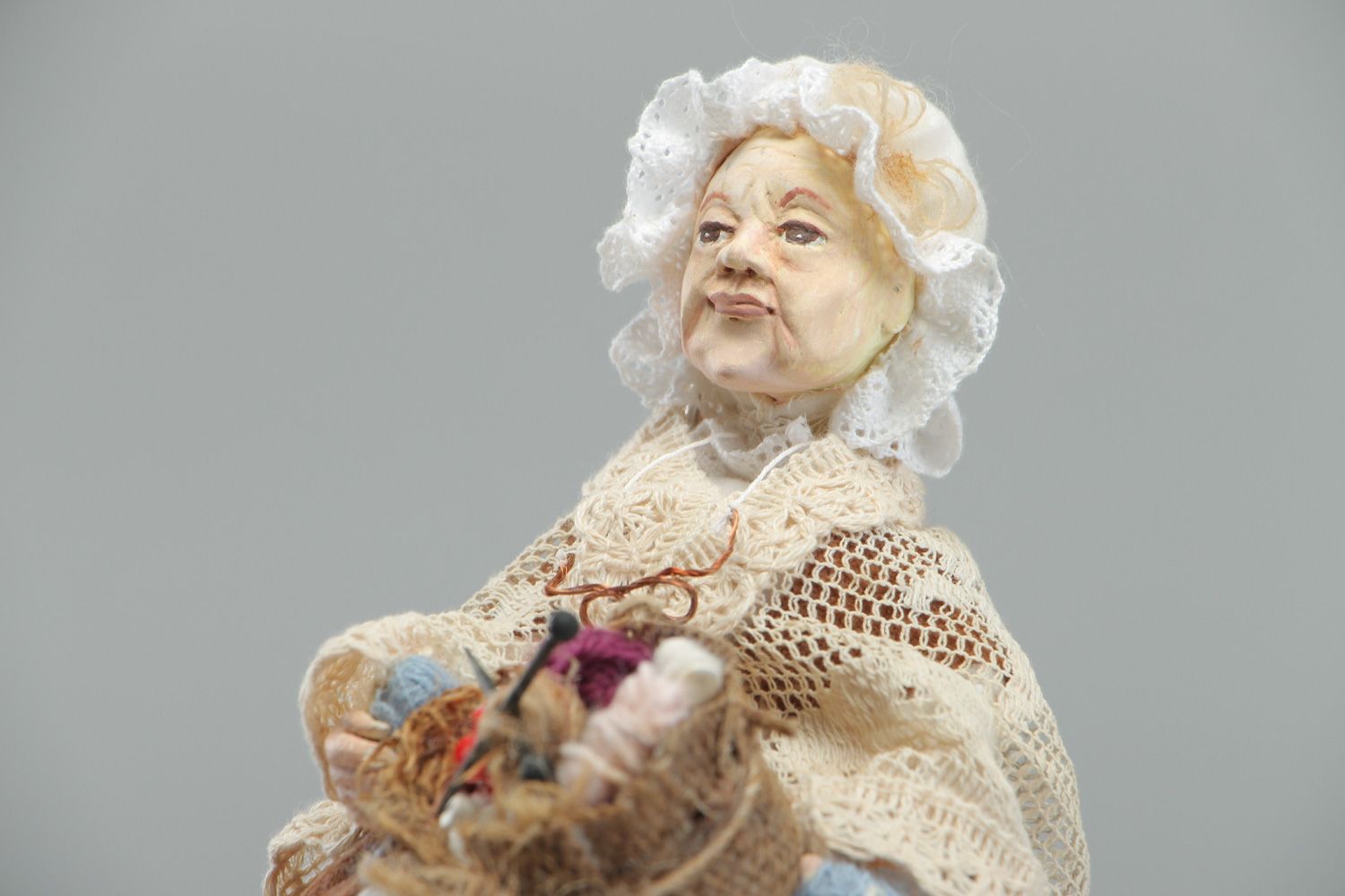 Handgemachte kleine keramische Statuette Großmutter in Haube auf Stuhl  foto 2