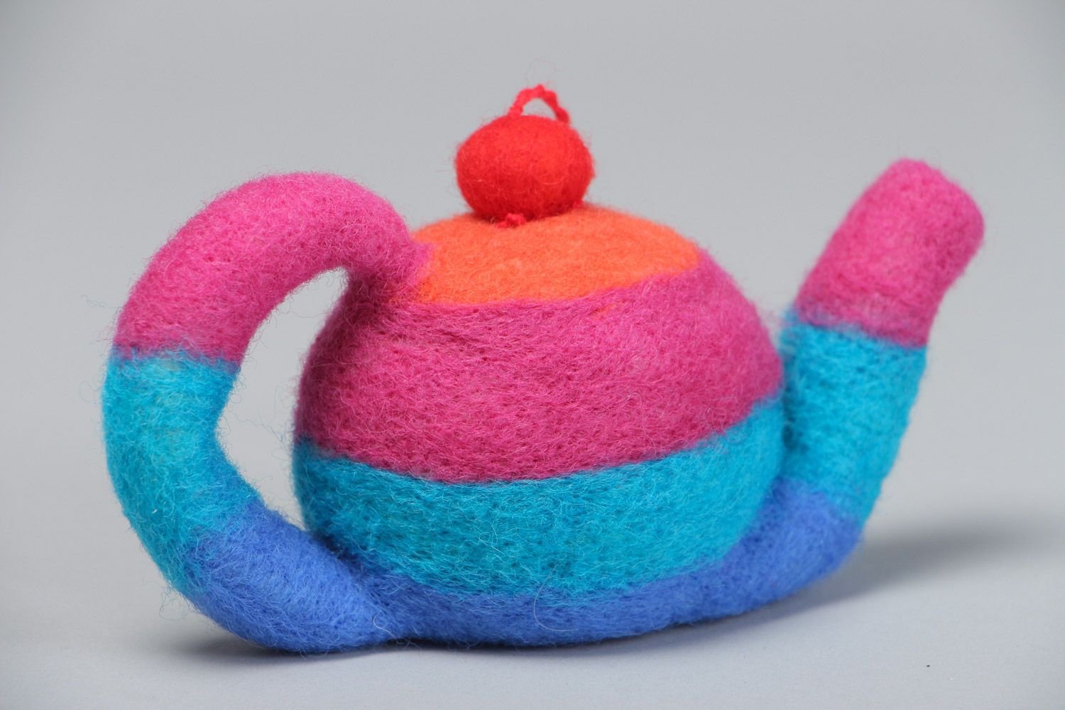 Яркая валяная игрушка чайник из натуральной шерсти для игр и декора хенд мэйд фото 3