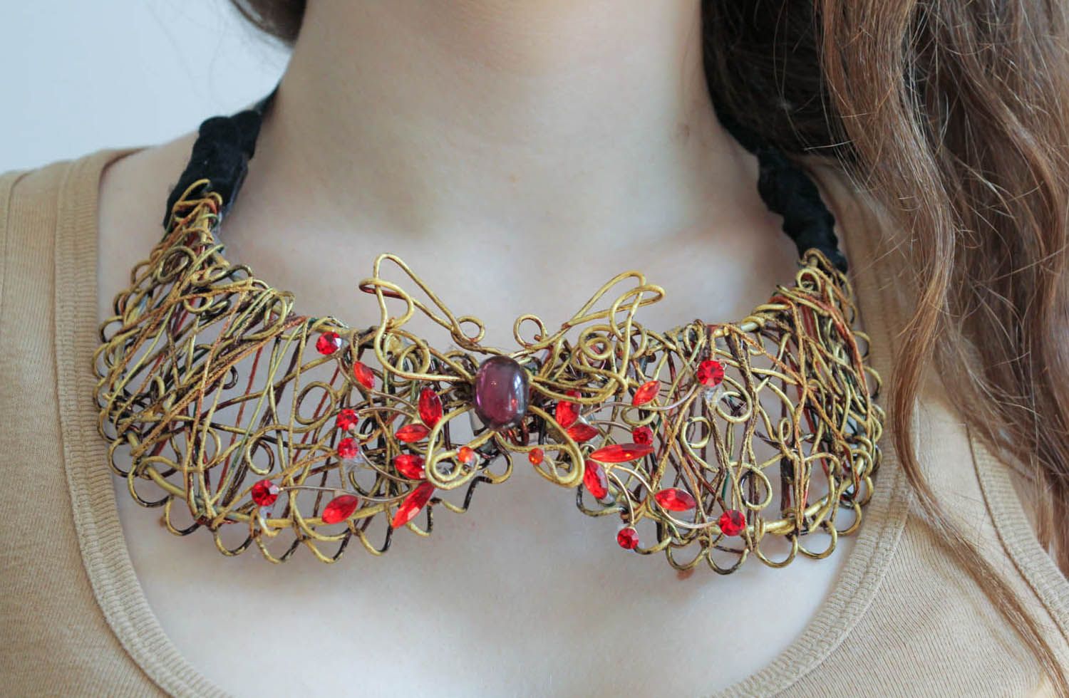 Cuello decorado hecho de alambre foto 1
