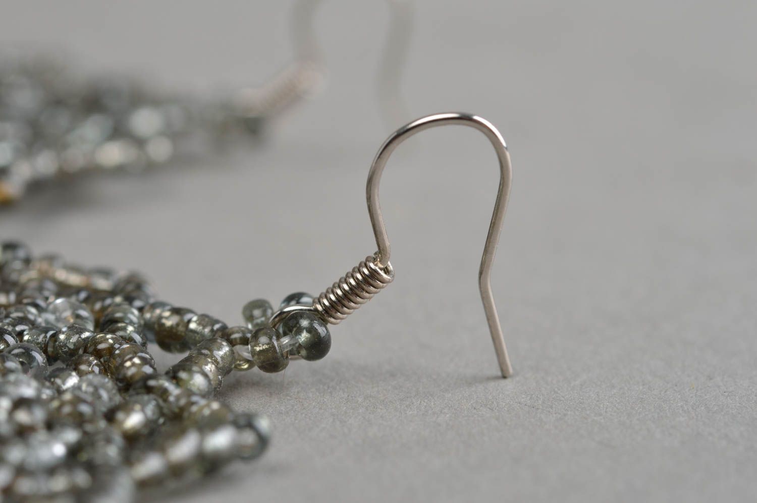 Boucles d'oreilles pendantes ajourées en perles de rocaille marron faites main photo 4