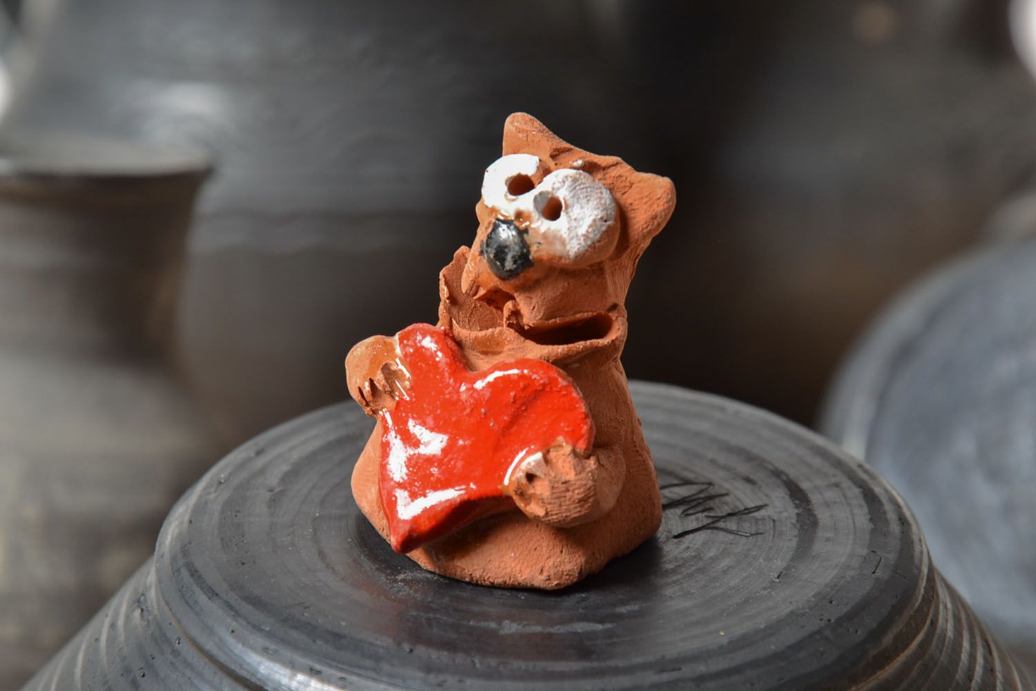 Estatueta de cerâmica gato com um coração foto 1