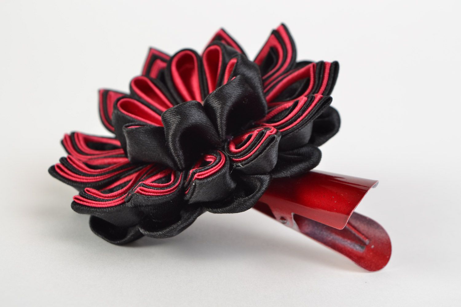 Barrette à cheveux faite main noir rouge en rubans de satin technique kanzashi photo 2