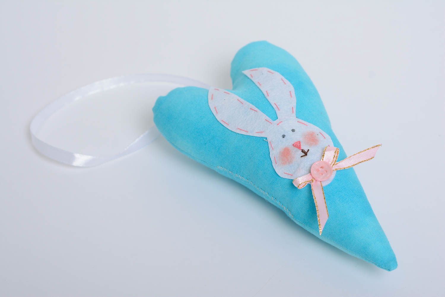 Blauer handmade Deko Anhänger Stoff Herz mit Band und Hase für Kinderzimmer foto 1
