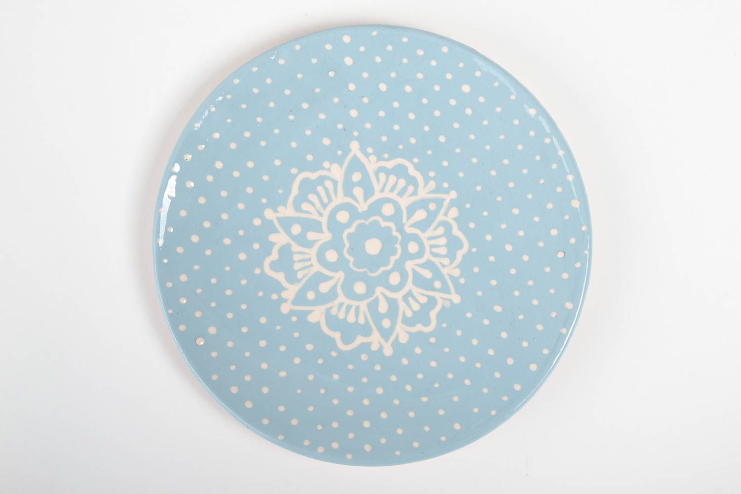 Плоская керамическая тарелка из гончарной глины ручной лепки с узорами Цвет фото 2